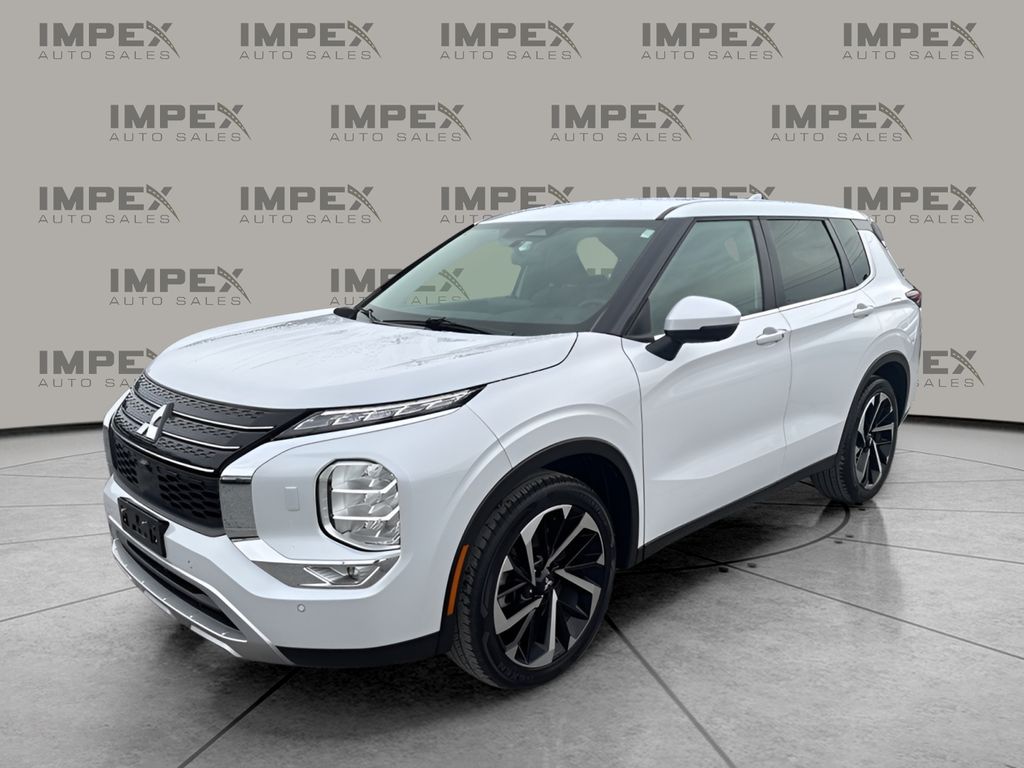 2023 Mitsubishi Outlander PHEV SE's photo
