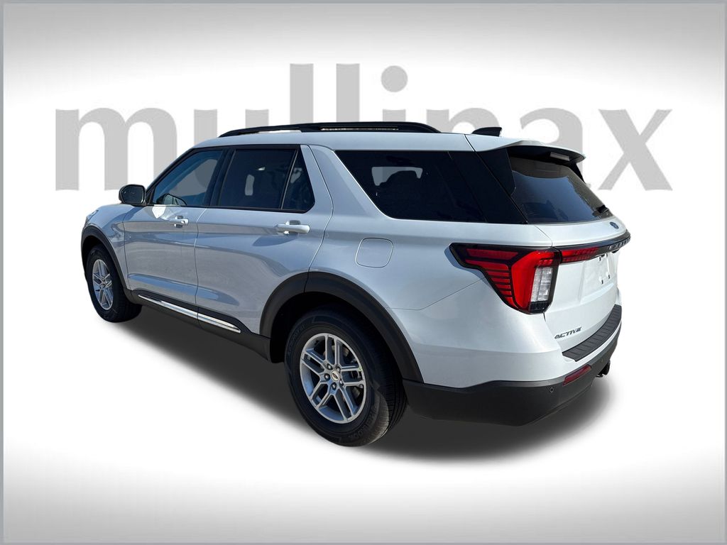 2025 Ford Explorer photo 3