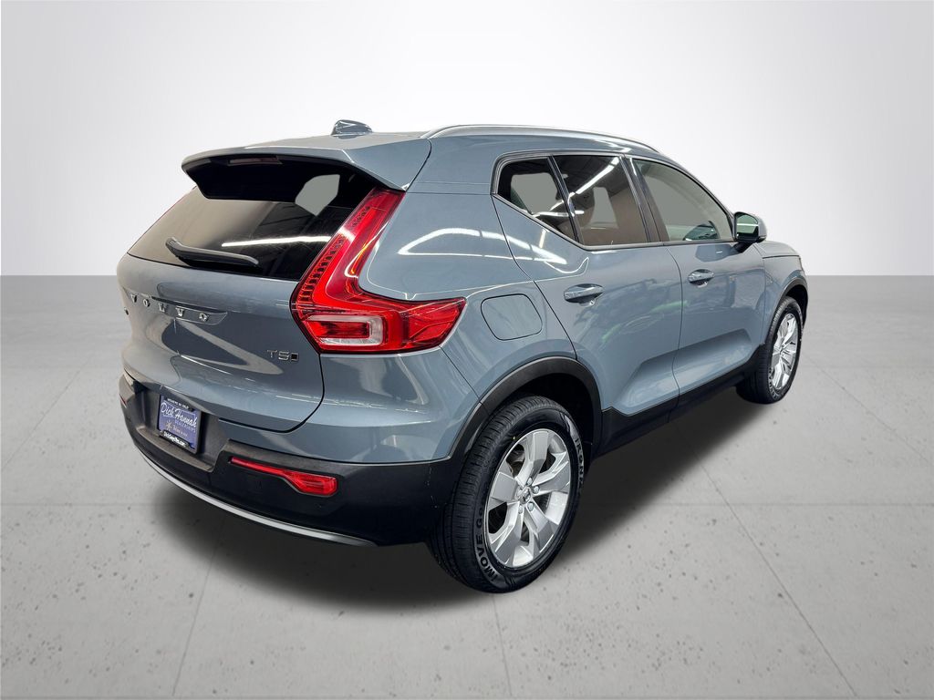 2022 Volvo XC40 Momentum