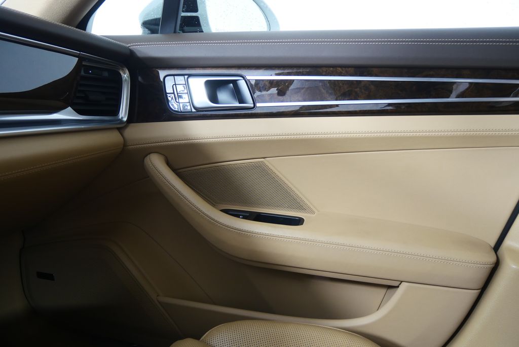 Thumbnail: 2019 Porsche Panamera - 32