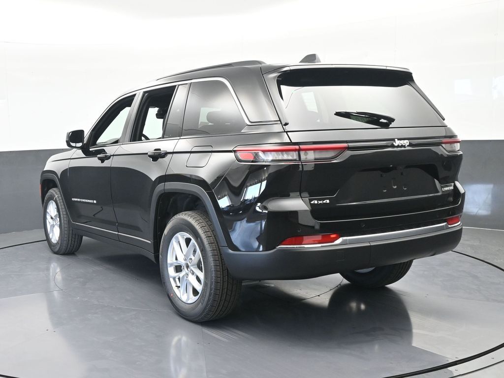 New 2026 Diamond Black Crystal Pearlcoat Jeep Laredo image 4