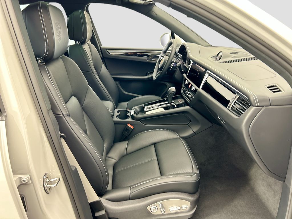 Thumbnail: 2026 Porsche Macan - 22