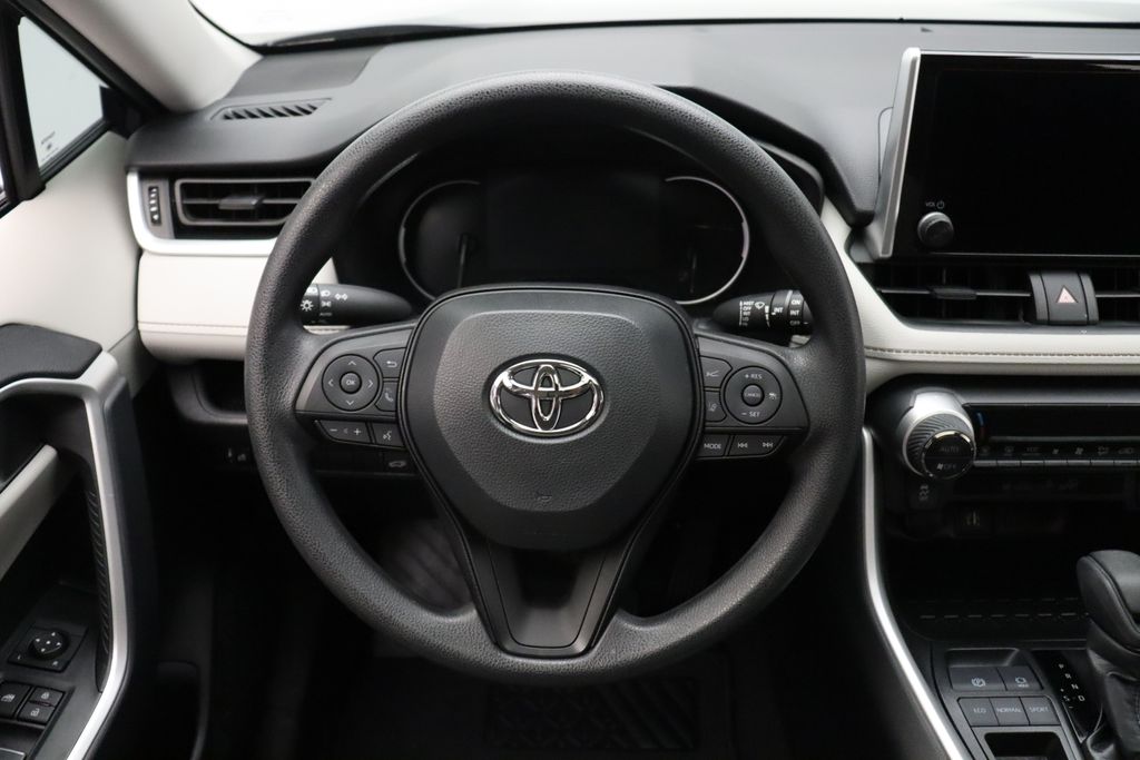 2023 Toyota RAV4 XLE 23