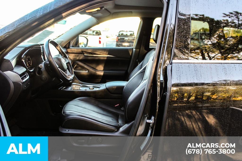 Used 2023 Black INFINITI Sensory image 17