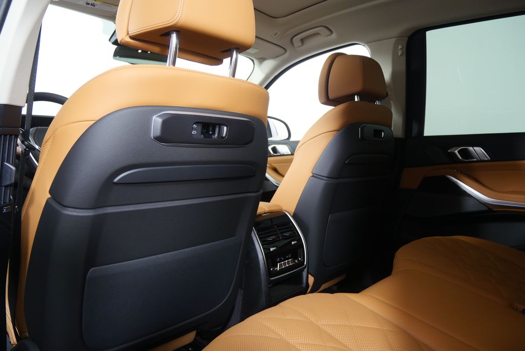 Thumbnail: 2026 BMW X7 - 18
