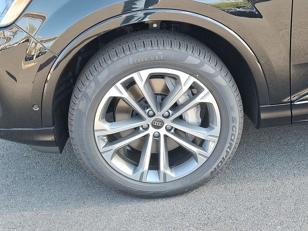 Thumbnail: 2026 Audi Q7 - 5