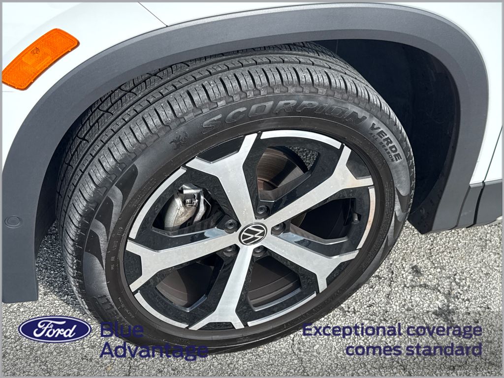 Certified Used 2025  Volkswagen 2.0T SE image 11