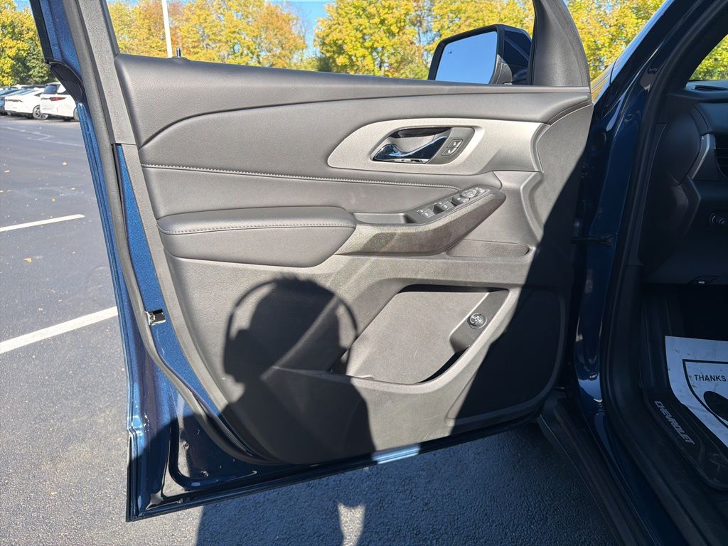 Thumbnail: 2023 Chevrolet Traverse - 18