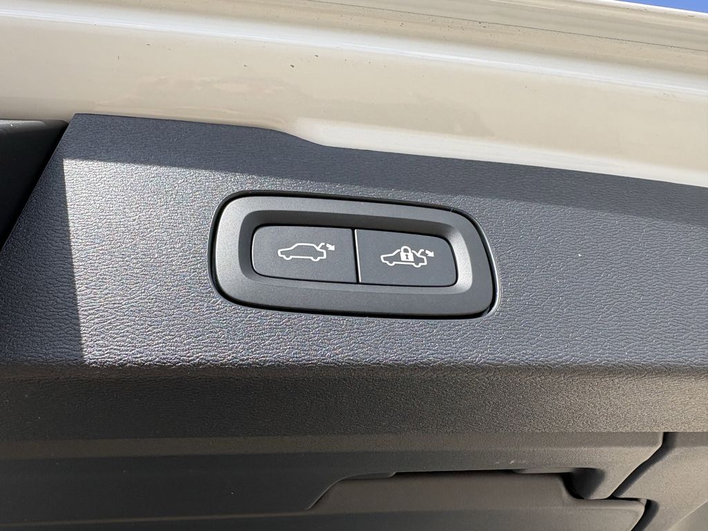 New 2026 Crystal White Volvo B5 Plus image 29