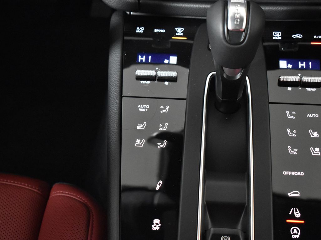 Thumbnail: 2026 Porsche Macan - 25