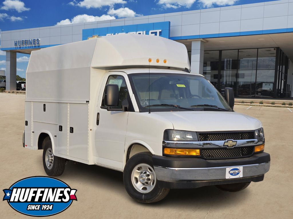 Summit White 2025 Chevrolet Express Chassis Van Rear-Wheel Drive 8-Speed Automatic
