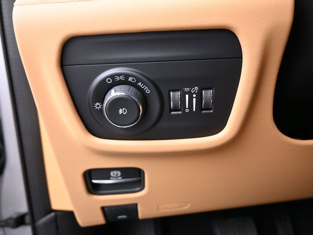 New 2026 Silver Zynith Jeep Summit image 29