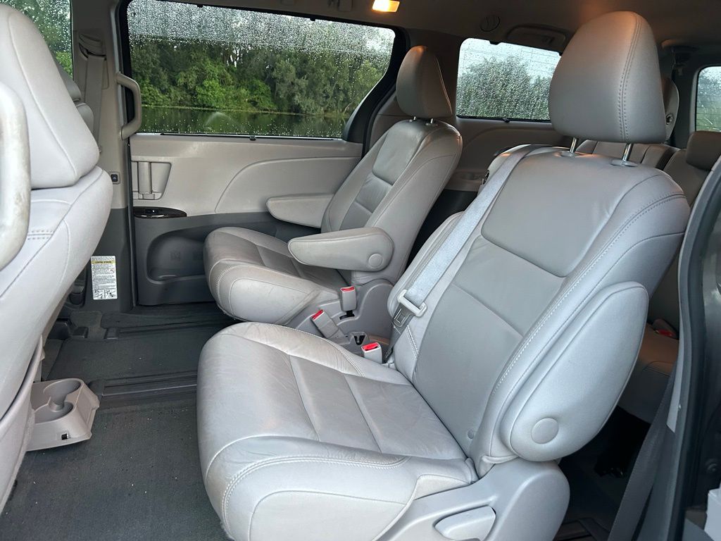 Thumbnail: 2017 Toyota Sienna - 15