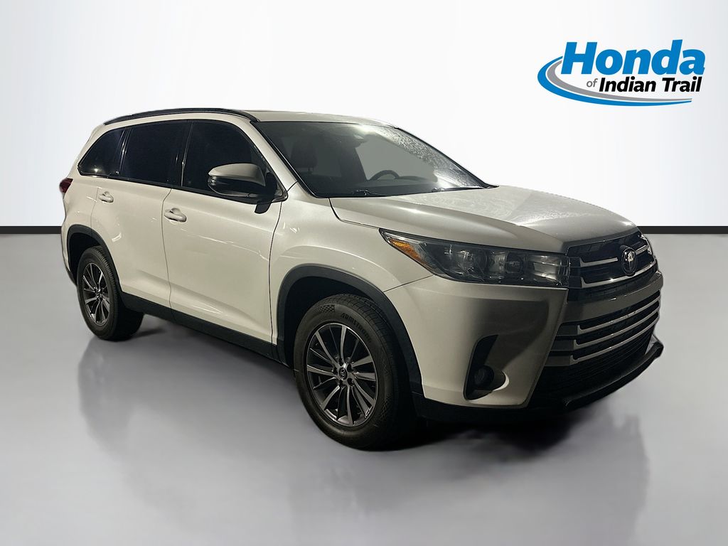 White (Blizzard Pearl) 2019 Toyota Highlander XLE FWD SUV / Crossover Front-Wheel Drive 8-Speed Automatic