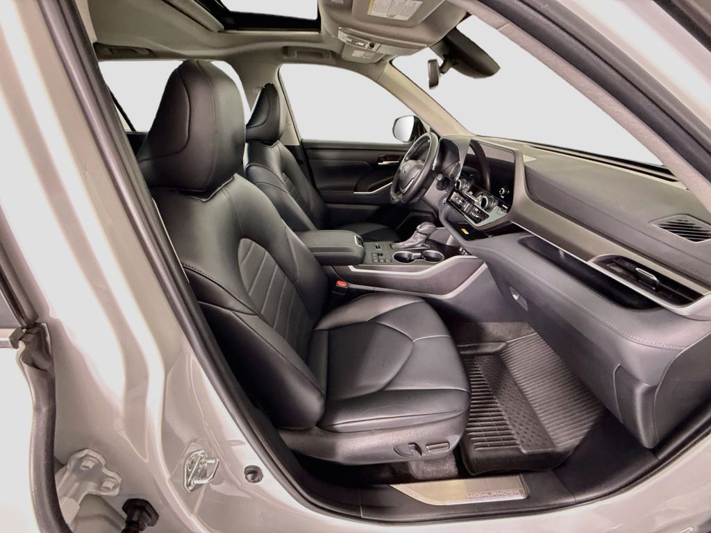 Thumbnail: 2023 Toyota Highlander - 20