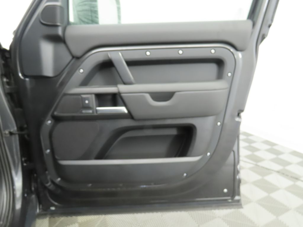 2025 Land Rover Defender 130 27