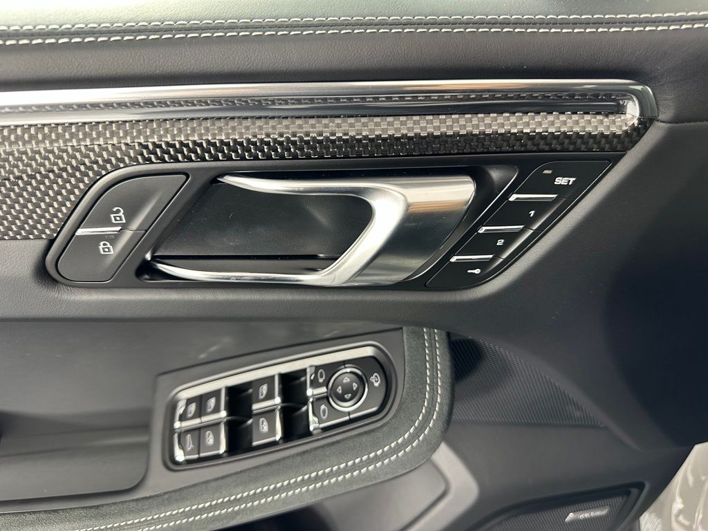 Thumbnail: 2026 Porsche Macan - 18
