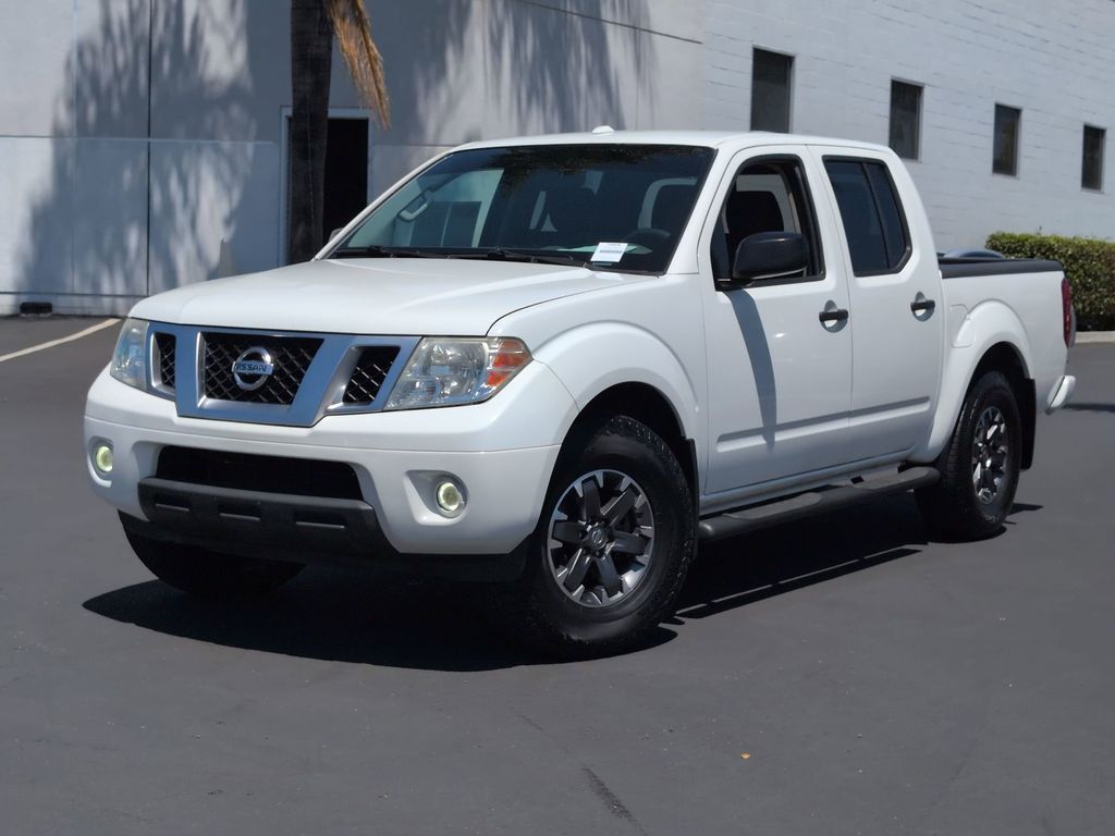Glacier White 2016 Nissan Frontier Desert Runner Crew Cab Pickup Truck 4X2 5-Speed Automatic Overdrive