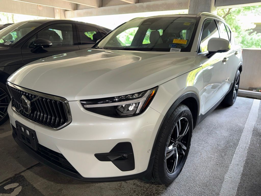 Thumbnail: 2023 Volvo XC40 - 1