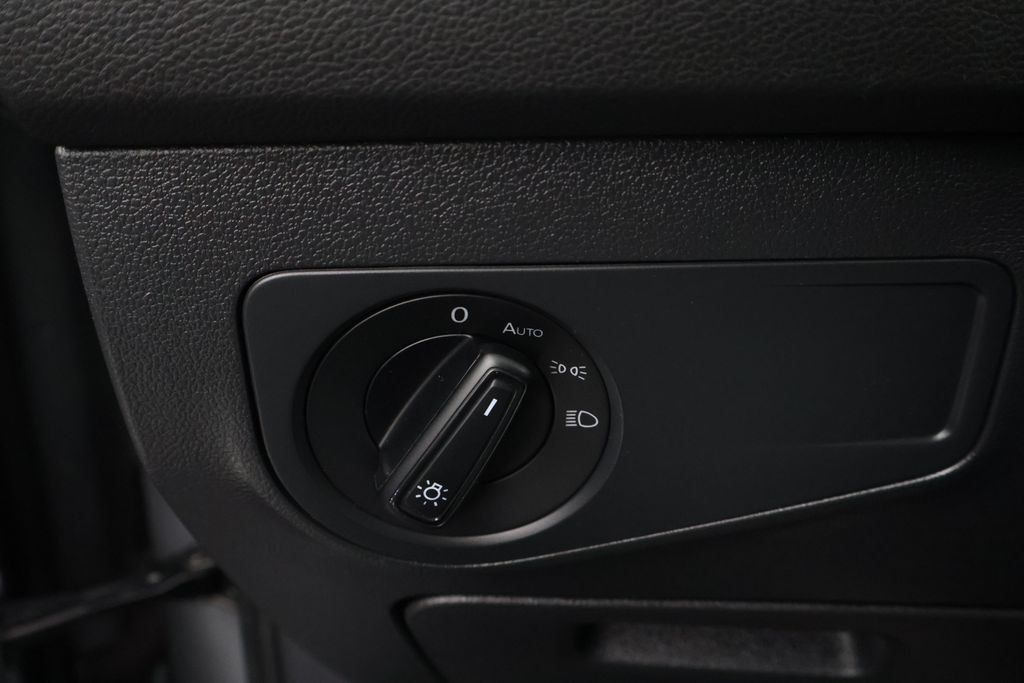 Thumbnail: 2022 Volkswagen Tiguan - 17