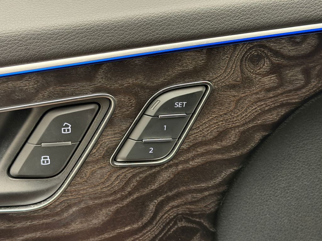 Thumbnail: 2021 Audi Q8 - 32