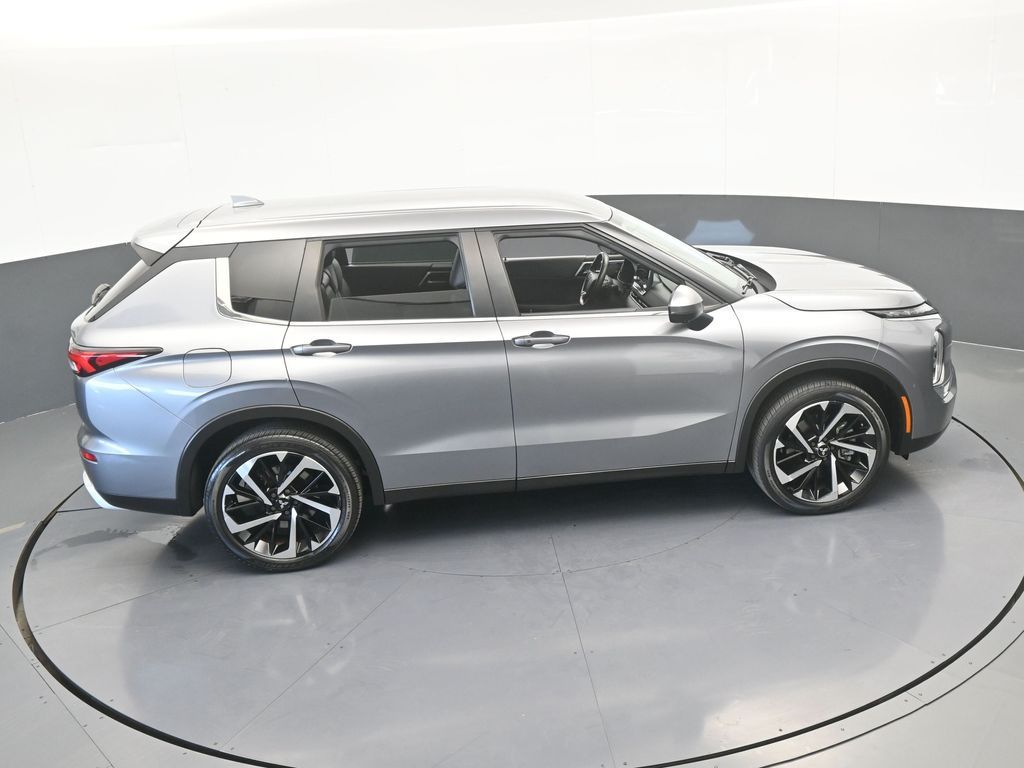 Used 2022 Silver Mitsubishi SE image 47