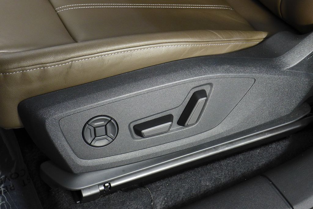 Thumbnail: 2025 Audi Q6 e-tron - 23