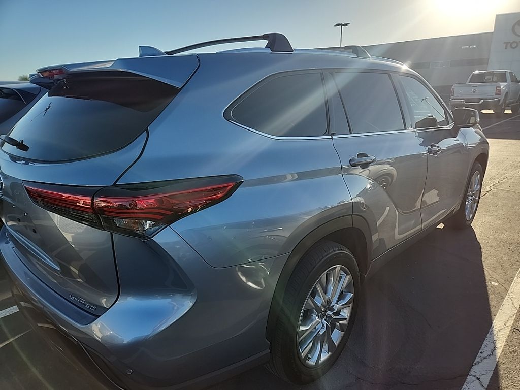 Thumbnail: 2023 Toyota Highlander - 5