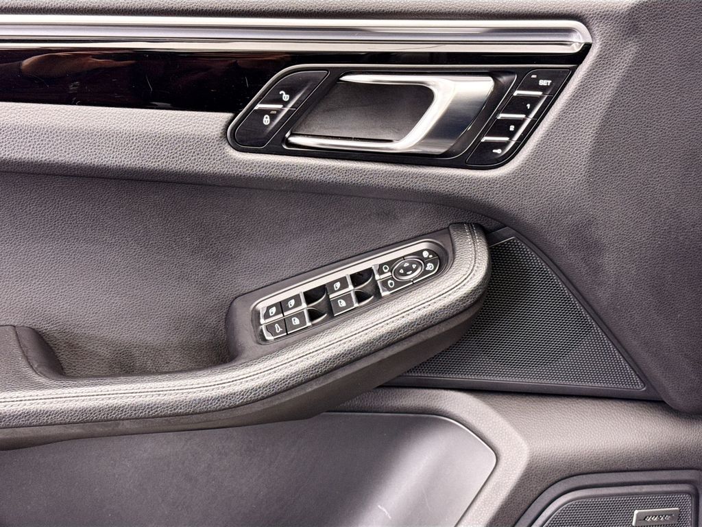 Thumbnail: 2017 Porsche Macan - 21