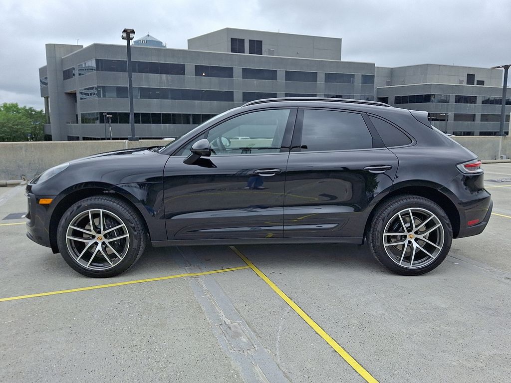 Thumbnail: 2025 Porsche Macan - 2