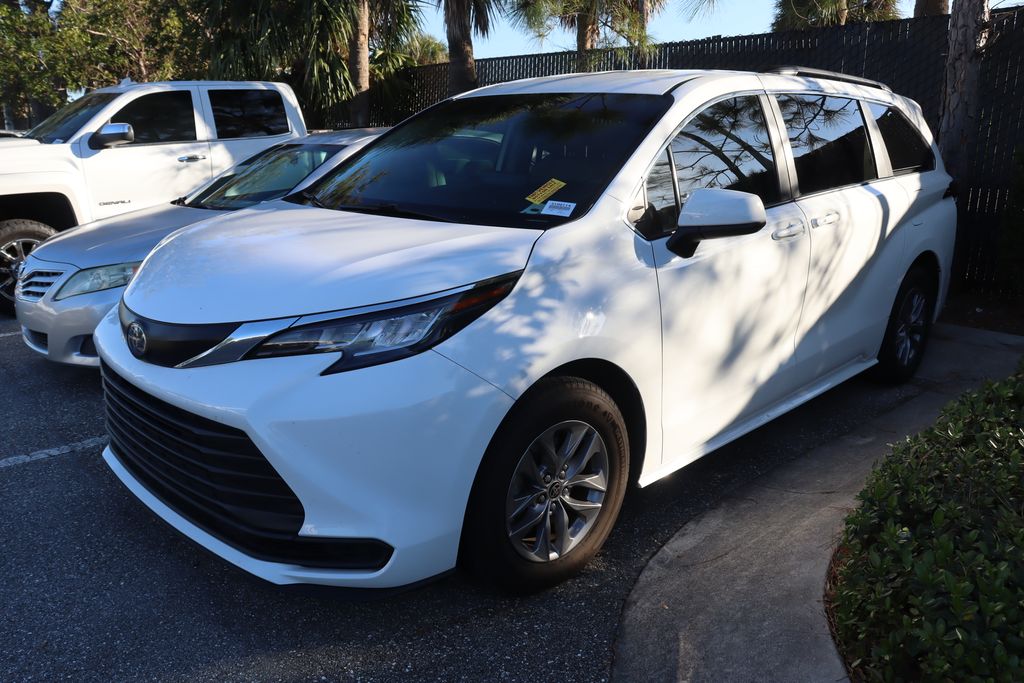 2022 Toyota Sienna LE -
                West Palm Beach, FL