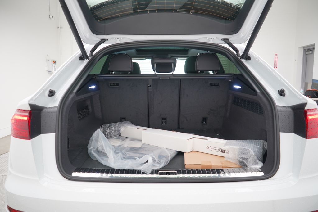 Thumbnail: 2025 Audi Q8 - 20