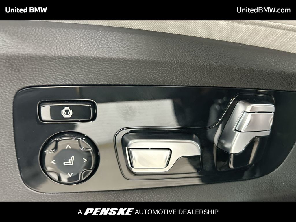 Thumbnail: 2026 BMW X7 - 12