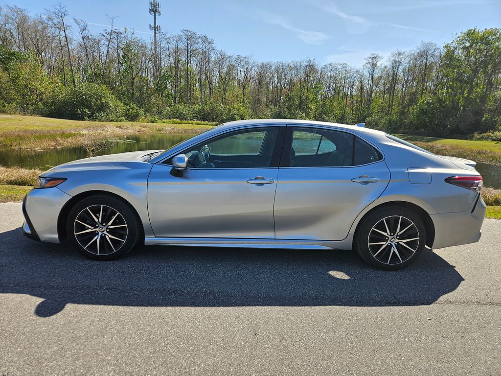 2022 Toyota Camry SE 2