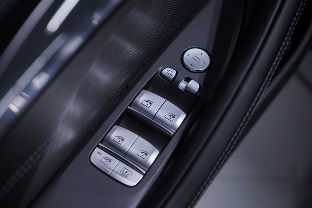 Thumbnail: 2023 BMW M8 - 18