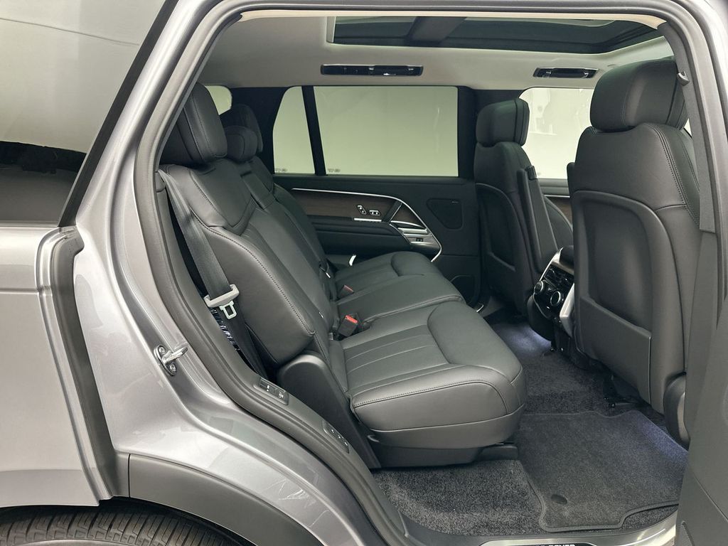 2025 Land Rover Range Rover SE 6
