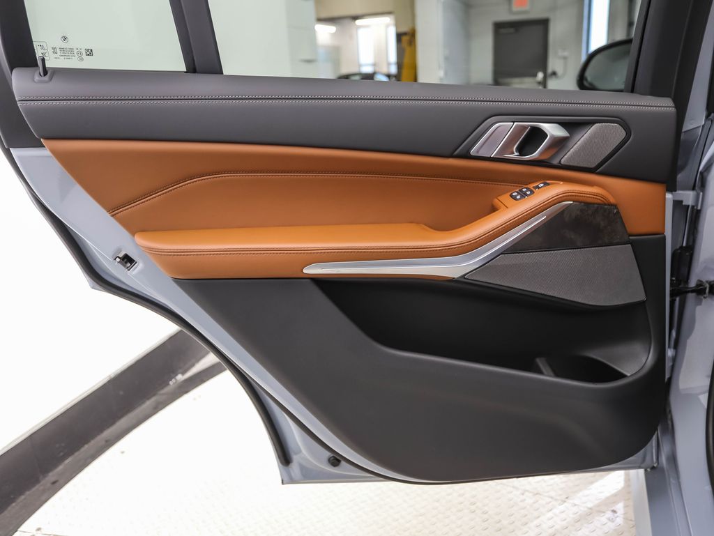 Thumbnail: 2026 BMW X7 - 21