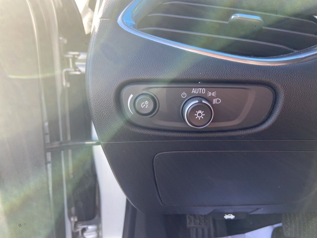 Thumbnail: 2019 Chevrolet Malibu - 16