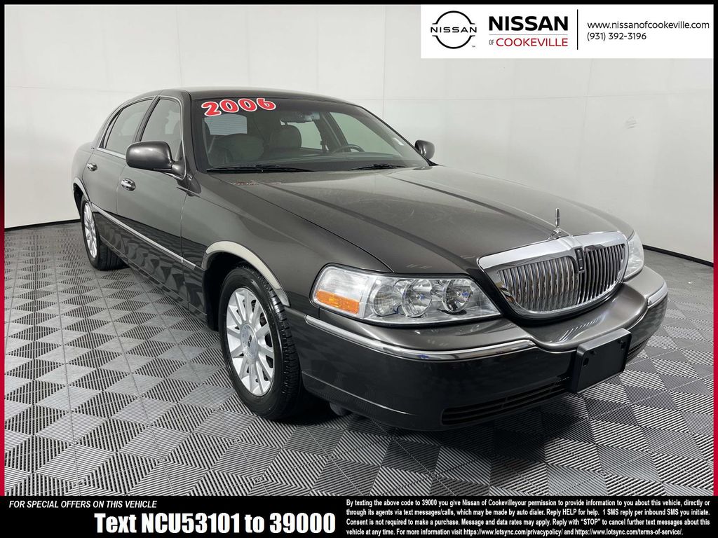 Gray 2006 Lincoln Town Car Signature Sedan Rear-Wheel Drive 4-Speed Automatic Overdrive