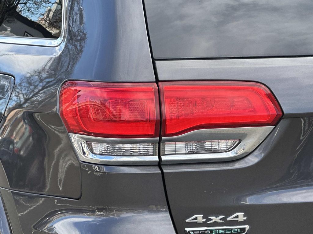 Thumbnail: 2015 Jeep Grand Cherokee - 12