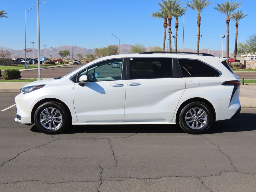 2023 Toyota Sienna XLE 8