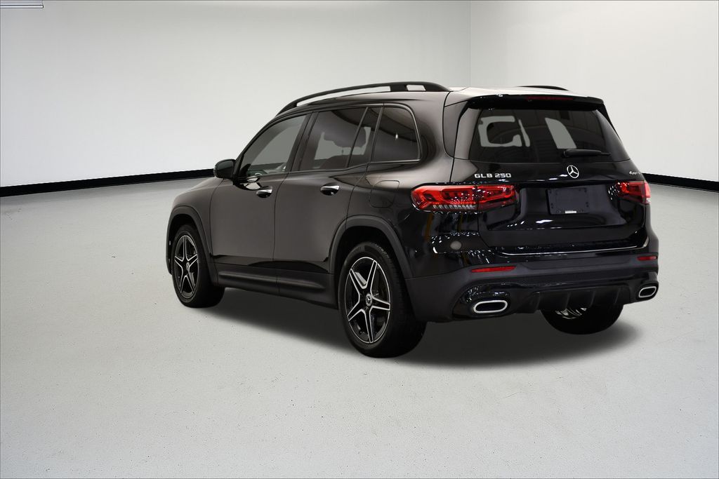 Thumbnail: 2021 Mercedes-Benz GLB - 3