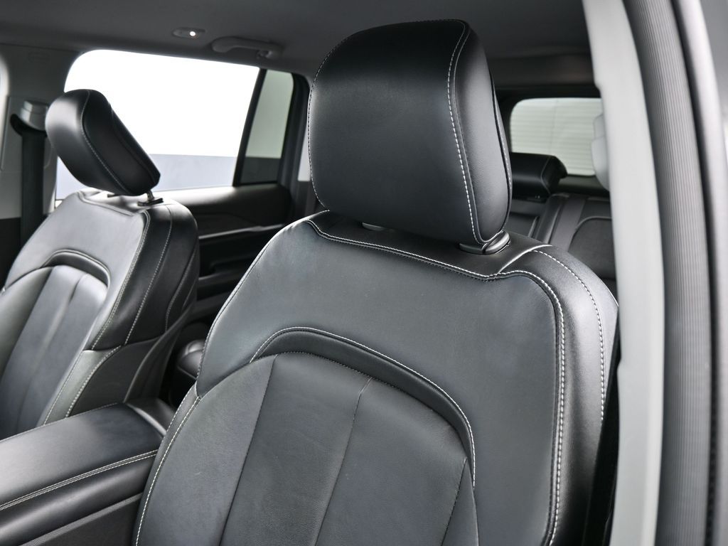 Used 2023 Diamond Black Crystal Pearlcoat Jeep Limited image 16