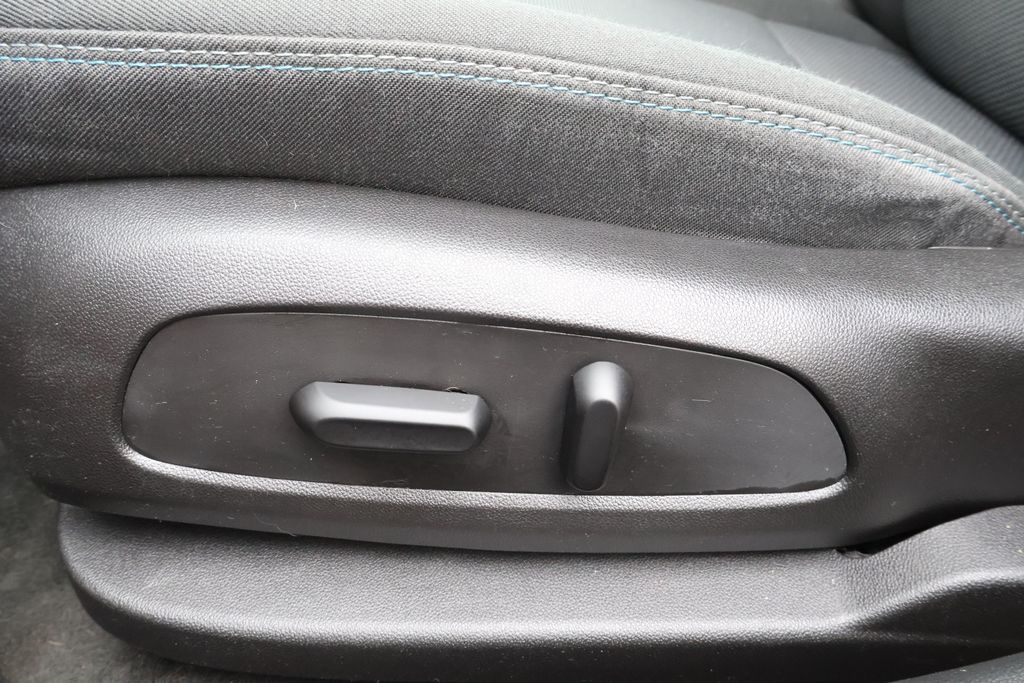 Thumbnail: 2017 Chevrolet Cruze - 31