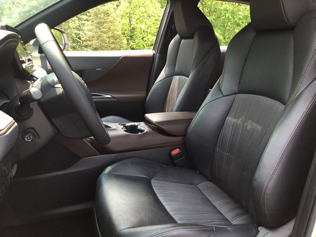 2021 Toyota Venza LE 9