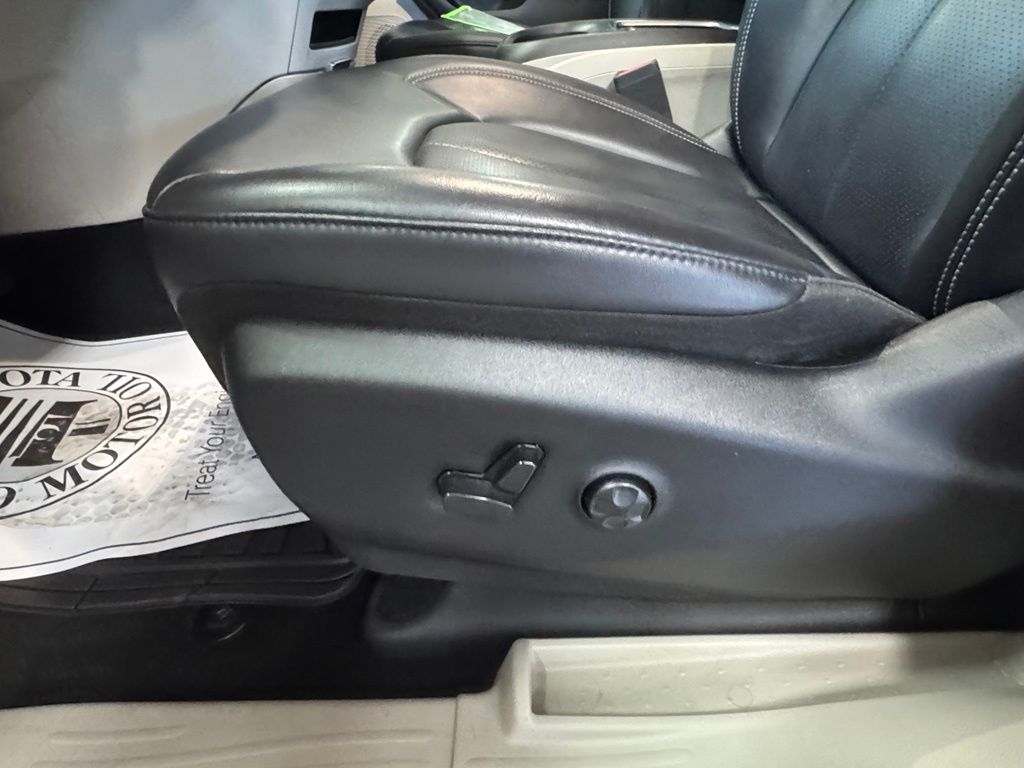 Used 2023 Chrysler Pacifica Van