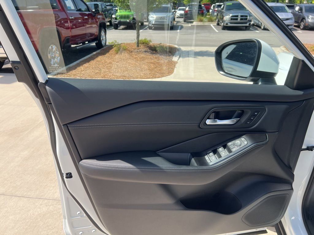 2025 Everest White Pearl Nissan Rogue SL FWD SUV