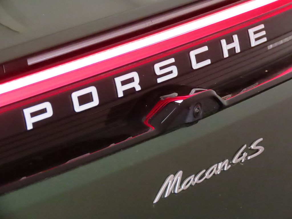 Thumbnail: 2025 Porsche Macan - 12