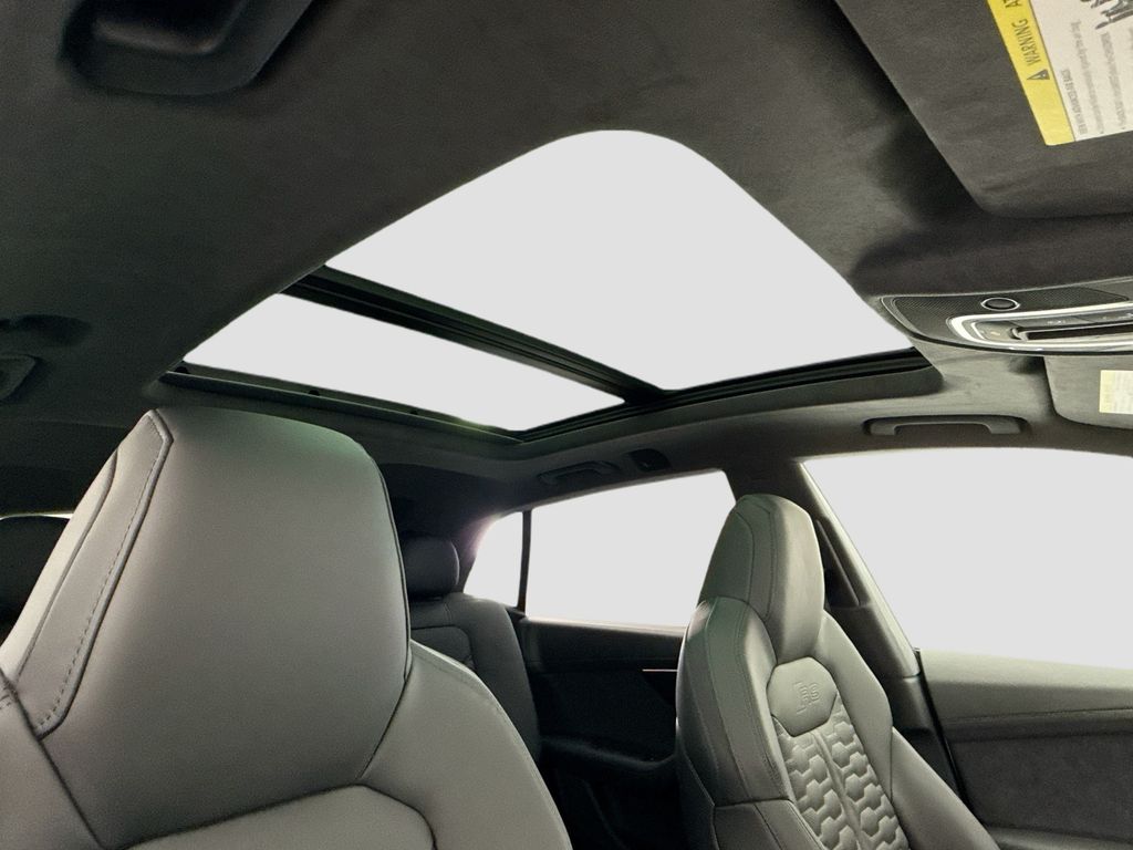 Thumbnail: 2026 Audi RS Q8 - 17