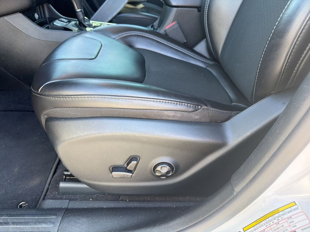 Thumbnail: 2019 Jeep Cherokee - 7